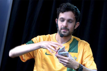 英国魔术师戴纳摩悉尼市中心露天展绝技