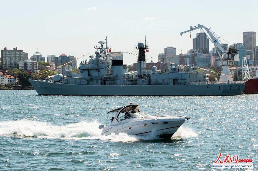 停泊在悉尼港的中国导弹驱逐舰青岛号(摄影 龚仁华)