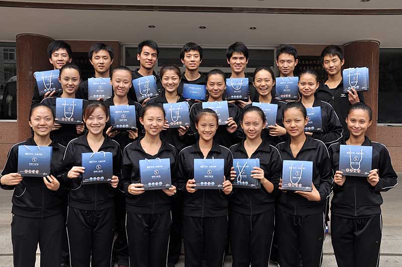 2012年9月，2013年1月，魏基成“天籁列车”向“千手观音”表演团体捐赠助听器。