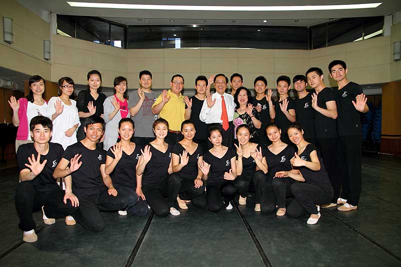 2012年9月，2013年1月，魏基成“天籁列车”向“千手观音”表演团体捐赠助听器。