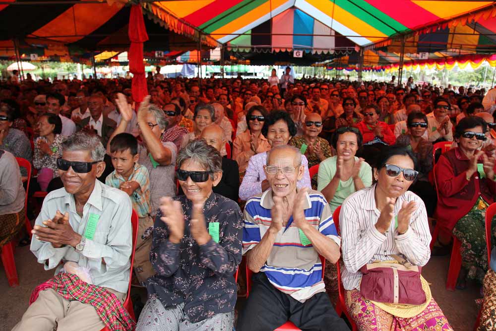 2010年7月，魏基成“光明列车”驶入柬埔寨，提供白内障义诊
