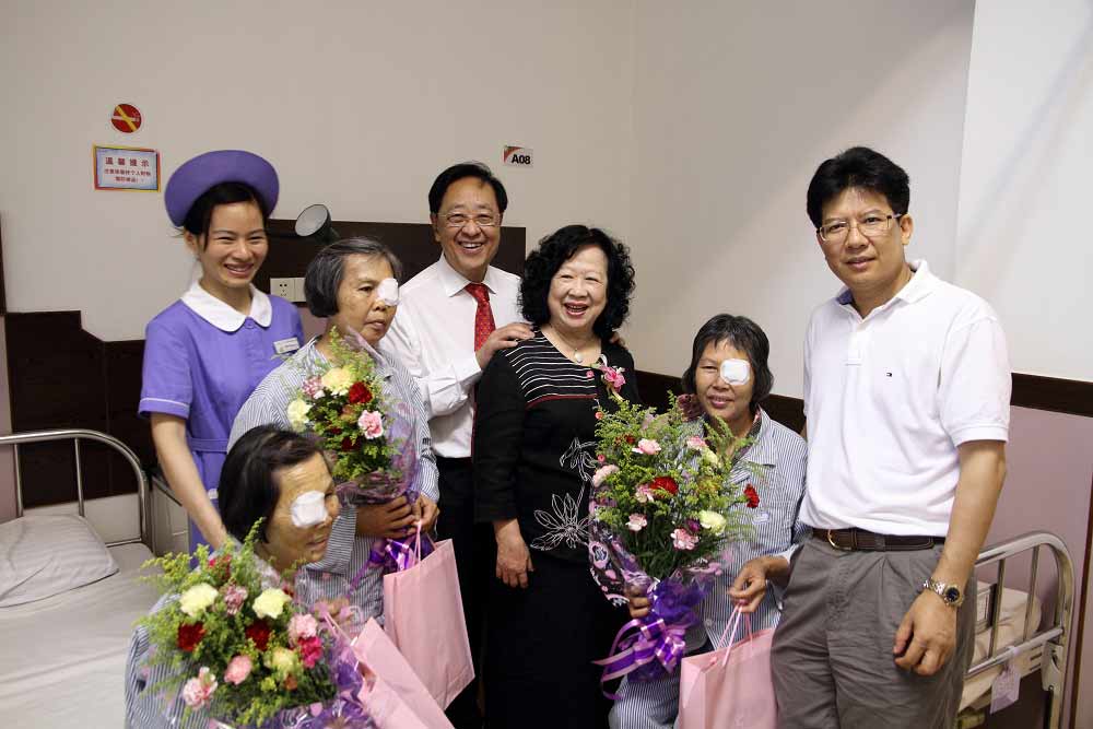 2011年5月，魏基成“光明列车”驶入广东江门，提供白内障义诊手术治疗