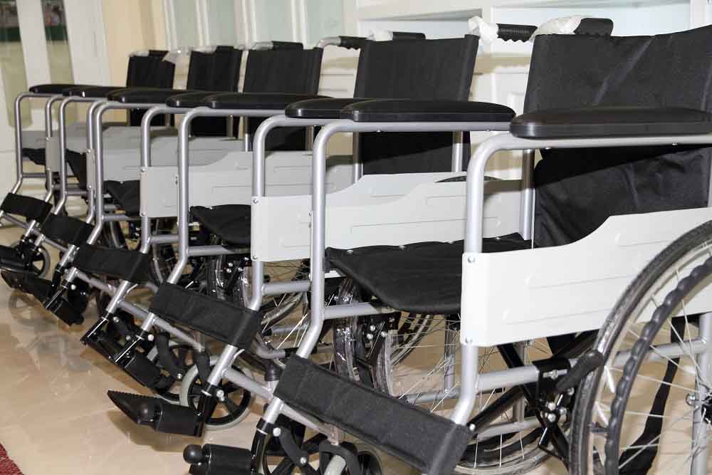 2012年7月，魏基成伉俪向柬埔寨红十字会捐赠的轮椅