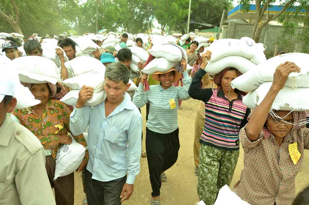 2012年2月，魏基成伉俪在柬埔寨派赠大米和其他物资