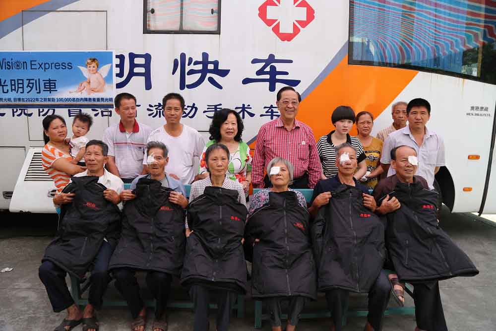 2012年9月，魏基成伉俪在广东省揭阳市派赠冬衣