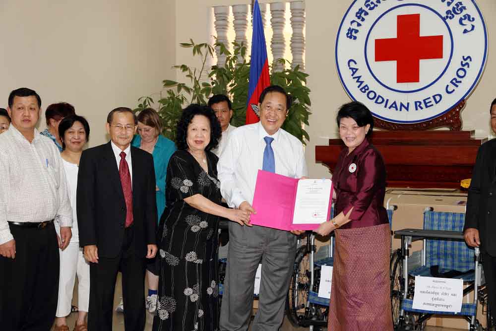 2012年7月，魏基成伉俪向柬埔寨红十字会捐赠轮椅