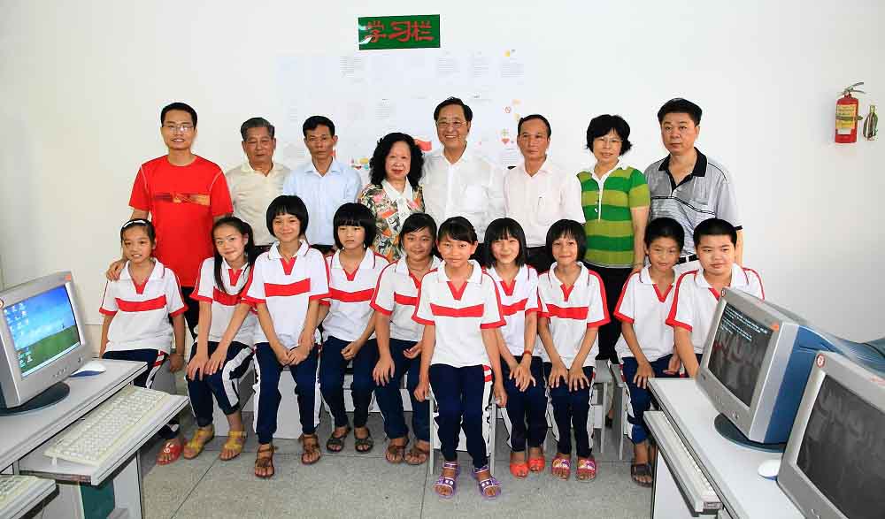 2012年10月，魏基成伉俪向广东省揭阳市的学校赠送电脑