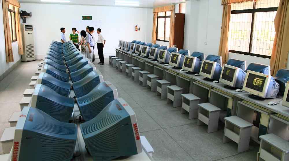 2012年10月，魏基成伉俪向广东省揭阳市的学校赠送的电脑