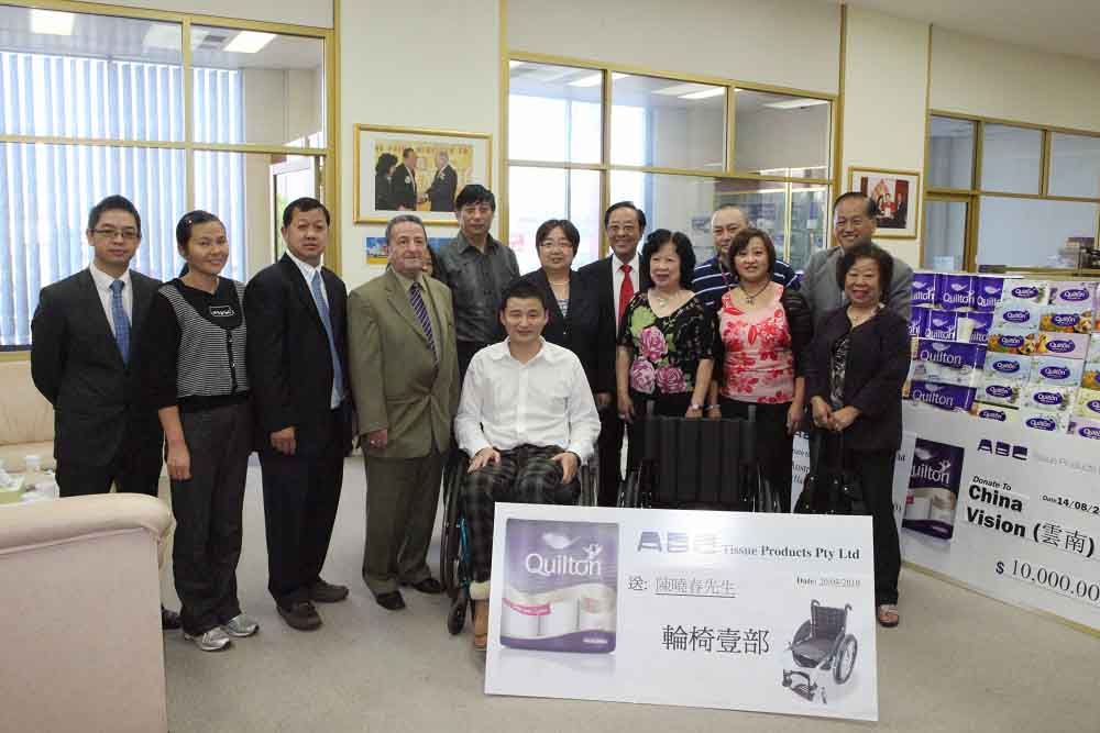魏基成伉俪通过赠送轮椅、安排工作等方式，帮助在车祸中受伤瘫痪的中国留学生陈晓春