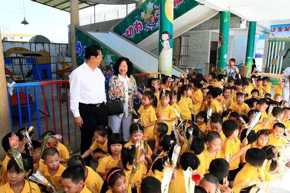 魏基成伉俪在广东省揭阳市精培幼儿园与孩子们见面