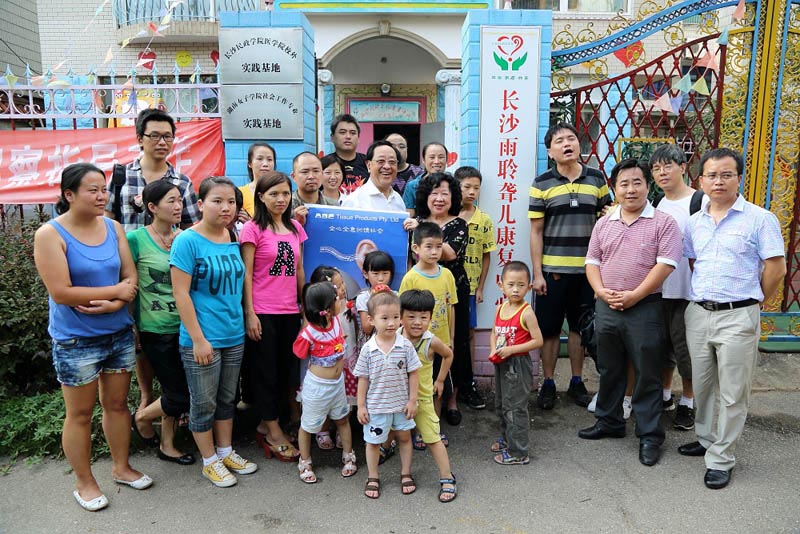 2012年9月，魏基成“天籁列车”驶入湖南长沙雨聆聋哑学校