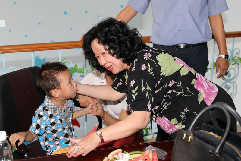 2012年9月，魏基成“天籁列车”驶入湖南长沙雨聆聋哑学校