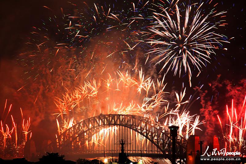 悉尼跨年烟火表演 璀璨烟花绽放夜空