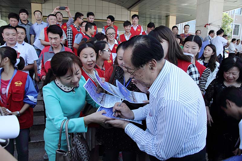 2013年10月，魏基成“天籁列车”驶入山东沂源滕州，魏基成在义工证书上为义工们签名。