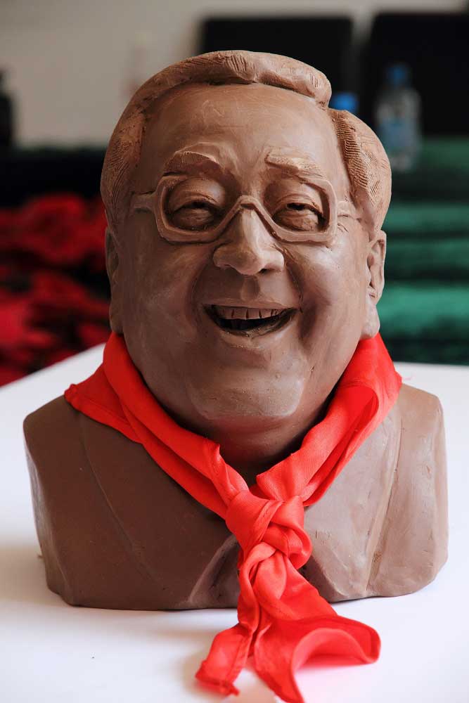2013年10月，魏基成“天籁列车”驶入山东沂源滕州，滕州市特殊教育学校学生为魏基成先生制作了塑像纪念品。