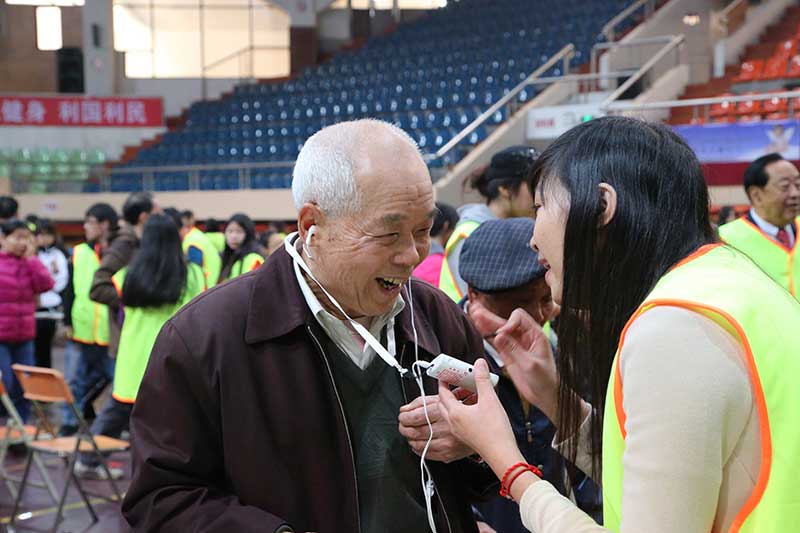 广东肇庆数千名听障人士重获新声（摄影 姜长庚）