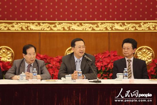 马朝旭大使与澳大利亚澳洲潮州同乡会董事局主席周光明（左一）、澳大利亚新州华人团体协会主席吴昌茂（右一）