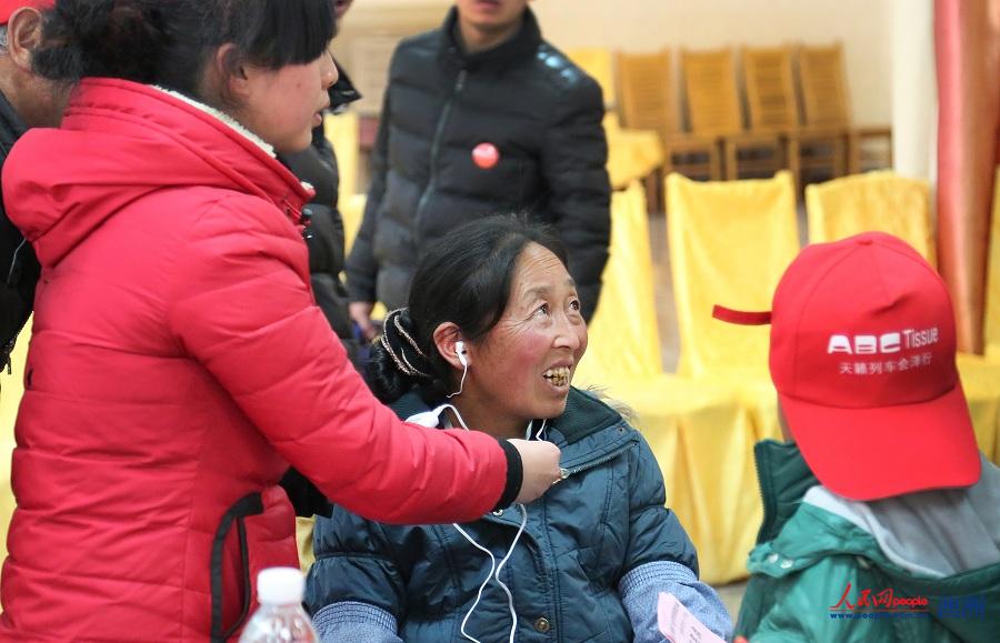 5、澳大利亚魏基成天籁列车于8日前往云南会泽县举办听障人士义诊及助听器发放活动，共发放助听器9000余套。（摄影 姜长庚）