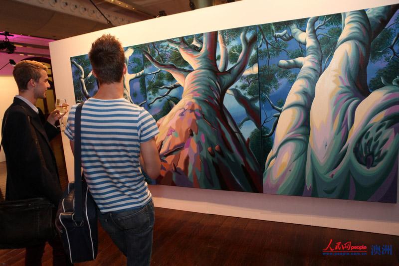 澳亚当代艺术作品展的巨幅画作（摄影 马小龙）