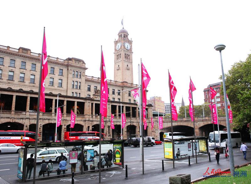 悉尼中央火车站外挂满了农历新年庆典的大旗（摄影 马小龙）