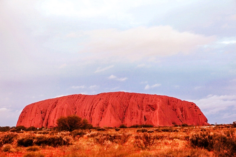 在澳洲中部沙漠里巍峨高耸的艾尔斯岩（摄影 马小龙）
