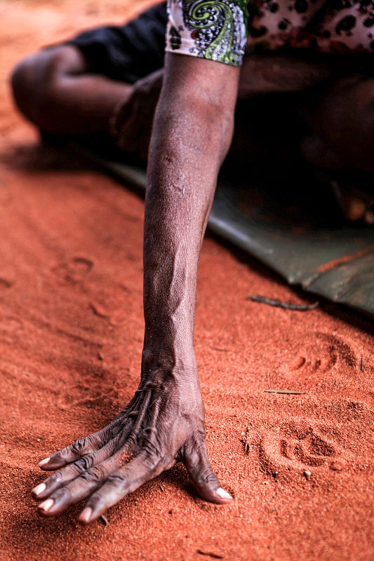 澳洲的土著没有文字，通过以手在沙地上作画来表达意思。（摄影 马小龙）