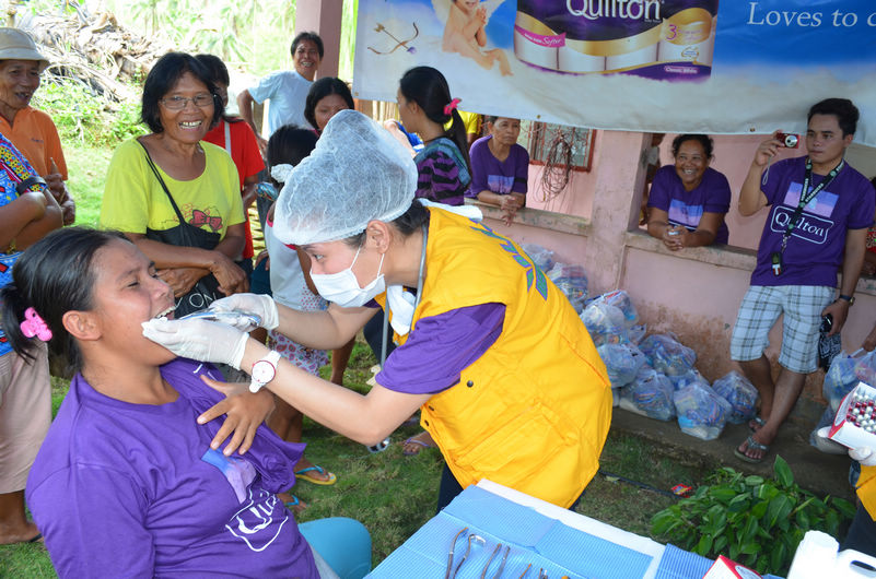 魏基成慈善列车在菲律宾台风受灾后来到当地给受灾民众捐款捐物