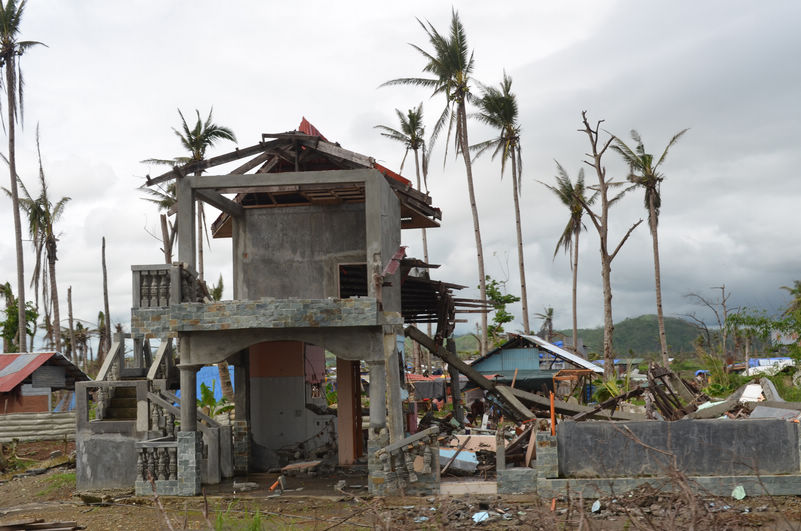 魏基成慈善列车在菲律宾台风受灾后来到当地给受灾民众捐款捐物