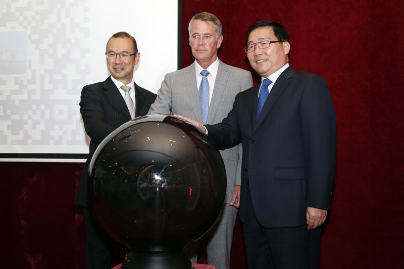 中国驻悉尼总领事李华新、澳大利亚新州副州长斯通纳、悉尼市议员郭耀文一起按动水晶球，启动“悉尼之家”微信平台。（摄影 贺吉）