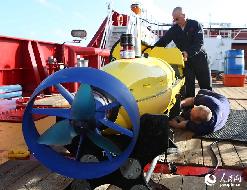 “蓝鳍-21”水下无人潜航器被投放下水前，技术人员对其进行相关检查。澳大利亚国防部供图