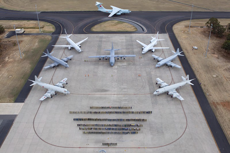 4月29日，来自各国军方的搜索人员在皮尔斯空军基地与飞机合影留念。（澳大利亚国防部供图）