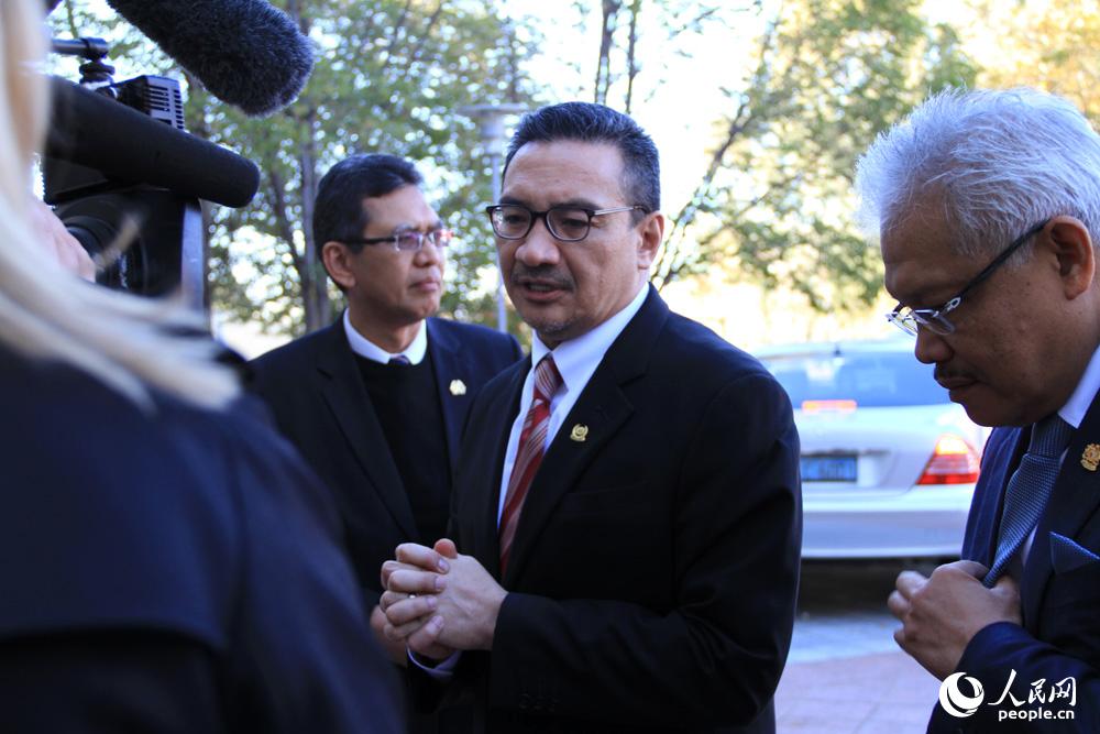 马来西亚国防部长兼代理交通部长希沙姆丁率代表团抵达澳大利亚国会大厦。人民网记者 李景卫摄