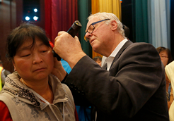 澳人工耳蜗之父与天籁列车一同义诊听障患者