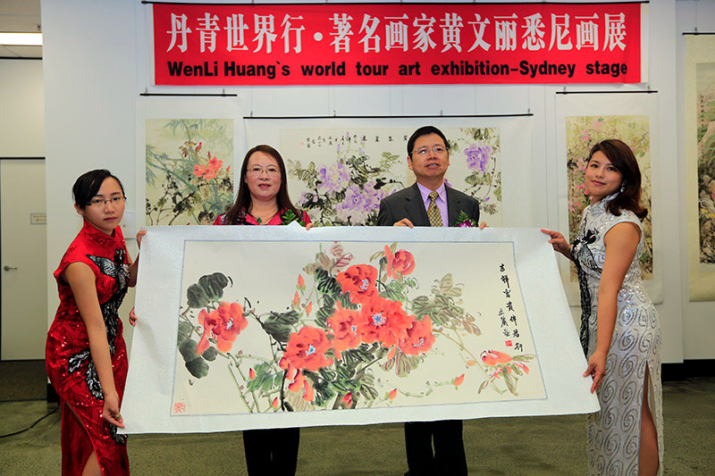 中国驻悉尼副总领事童学军（右二）出席黄文丽“丹青世界行—悉尼中国画展”（摄影 贺吉）