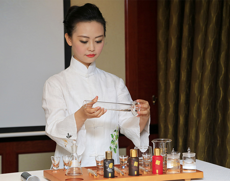 白酒调酒师正在演示调酒过程（摄影 贺吉）