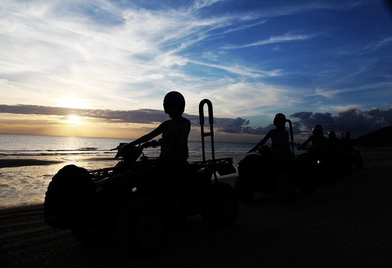 驾驶越野摩托车奔行在沙滩上，竟然有”风驰电掣“之感。（马小龙）
