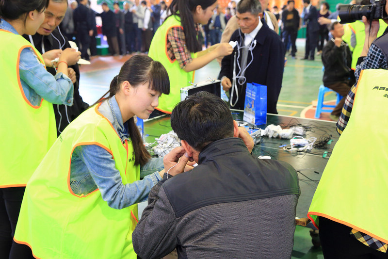 2014年4月魏基成天籁列车在安徽省六安舒城县为当地听障患者免费发放助听器