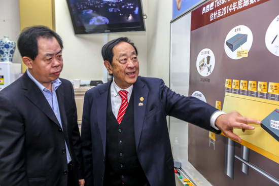 北京市侨办副主任李长远（左）在悉尼会见澳华裔慈善家魏基成（摄影 李一鸣） 
