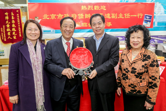 北京市侨办副主任李长远(右二)在悉尼会见澳华裔慈善家魏基成(摄影 李一鸣)