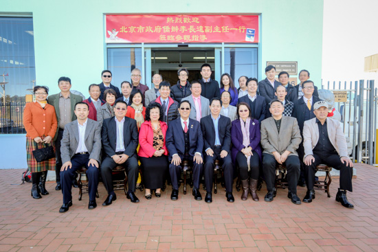 北京市侨办副主任李长远一行在悉尼会见澳华裔慈善家魏基成(摄影 李一鸣)