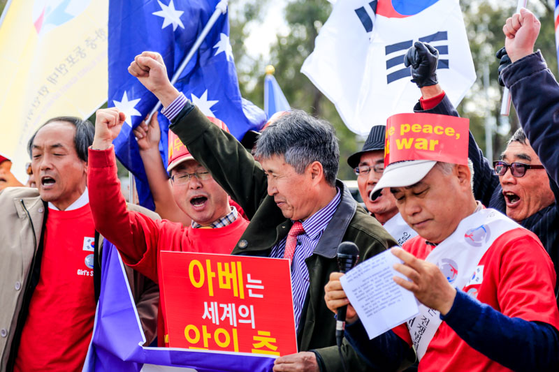 澳大利亚中韩社区在堪培拉联合举行“向安倍说不”抗议活动（摄影 贺吉）