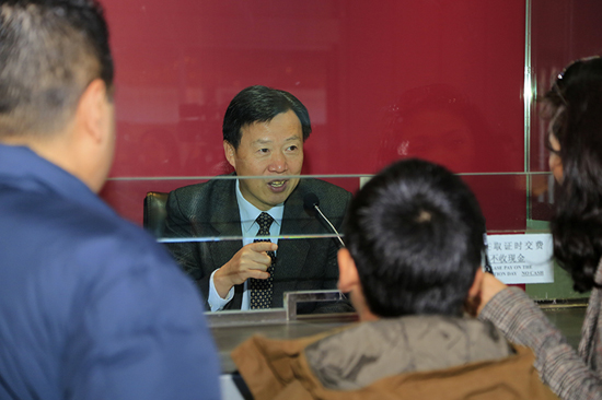 中国驻悉尼总领馆开始签发电子护照（摄影 贺吉）