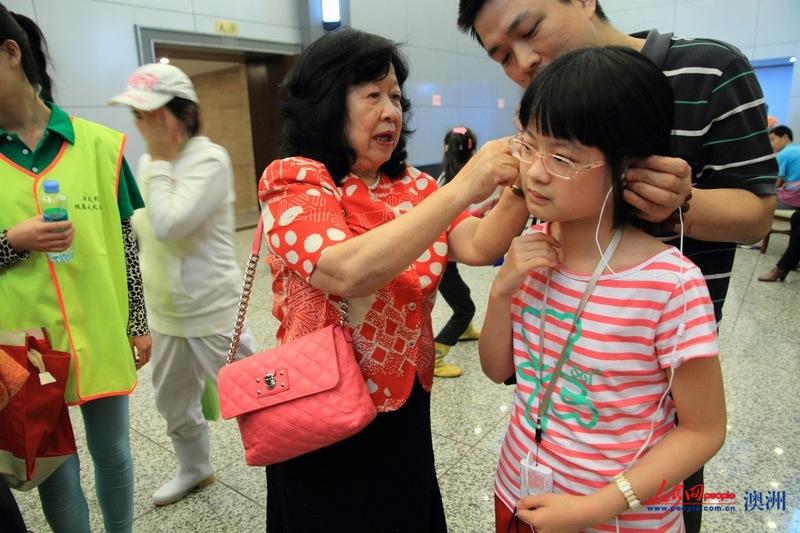 2014年5月，魏基成夫妇前往江西南昌捐赠助听器。（人民网资料图）