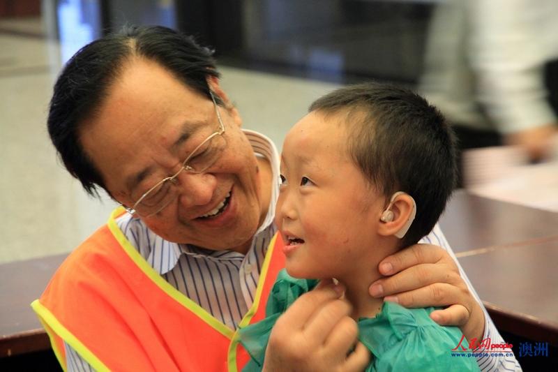 2014年5月，魏基成夫妇前往江西南昌捐赠助听器。（人民网资料图）