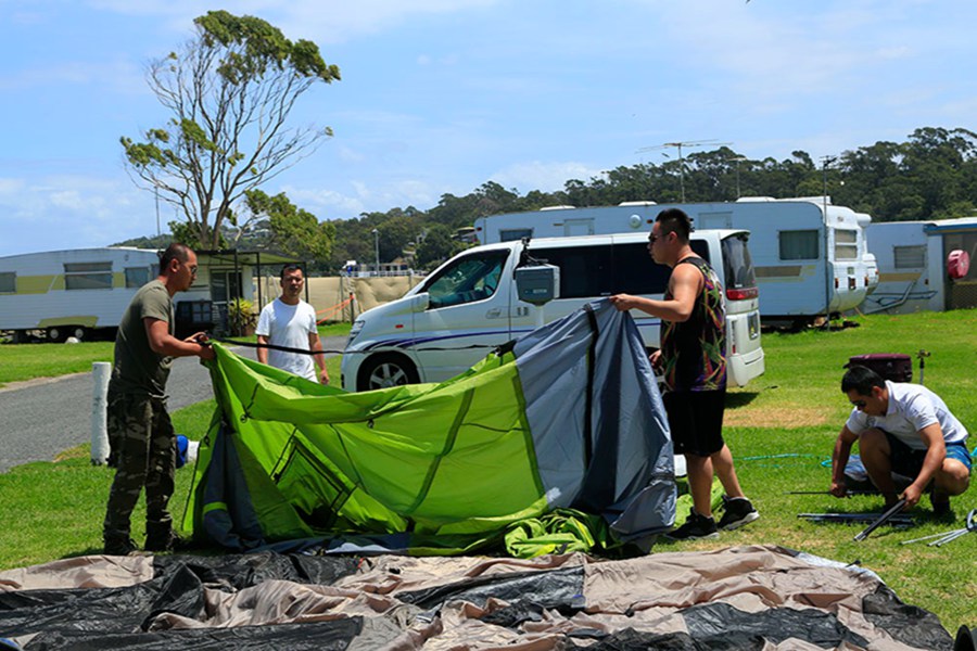 数人一起开始搭建帐篷（摄影 贺吉）