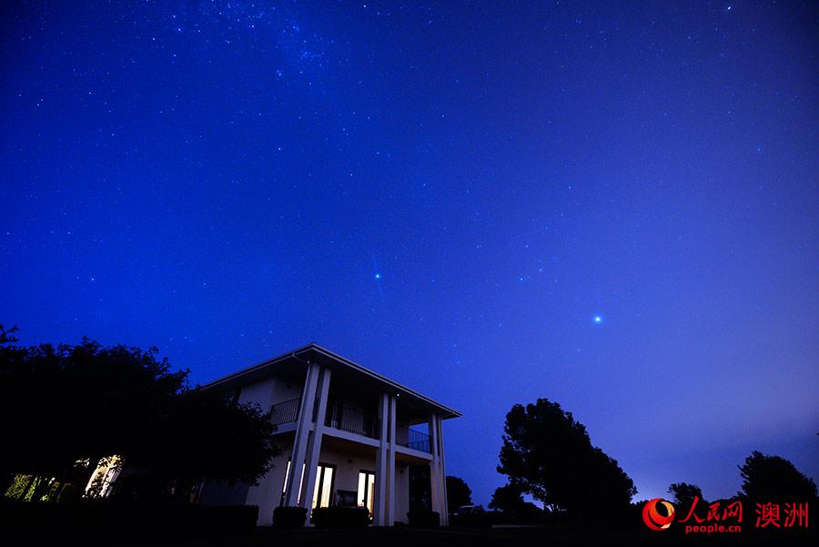 在澳大利亚维多利亚州的莫宁顿半岛，1月份的气候正是清爽温润。此时的夜晚是观星的绝佳时节。璀璨的群星装点着蓝丝绒般的天幕，绵长的银河倾泻至地平线。夜色下的农庄带给人无限遐想。（摄影 赵铎）