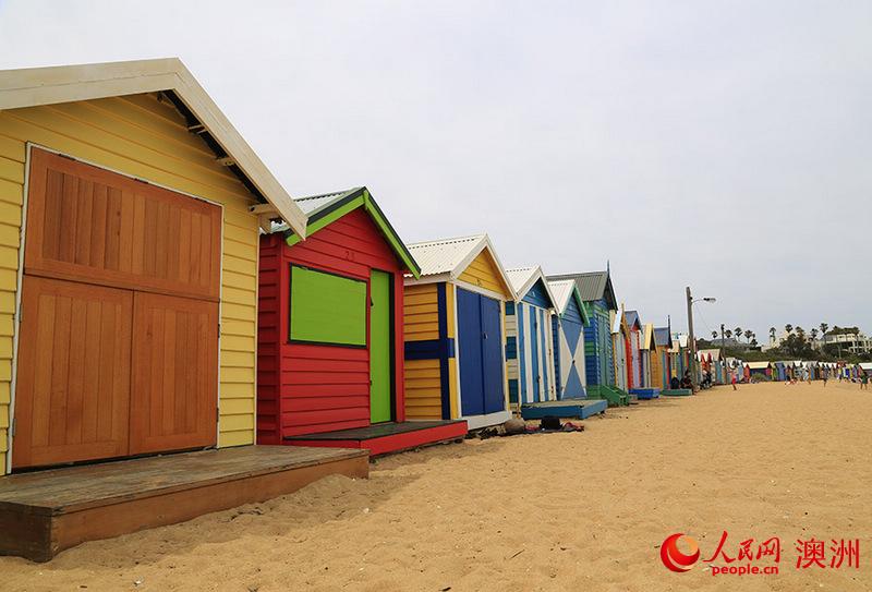 圣科达布莱顿海滩的彩色小木屋（摄影 贺吉）
