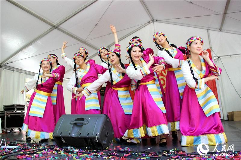 澳大利亚当地华人艺术团体表演舞蹈《高原蓝》，展现了藏族风情。（鲍捷 摄）