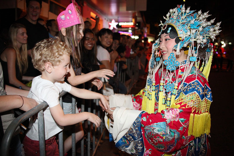 澳大利亚儿童被华丽的中国传统戏曲服饰所吸引。（摄影 马小龙）