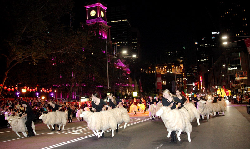悉尼市政厅外“百羊奔腾”。（摄影 马小龙）